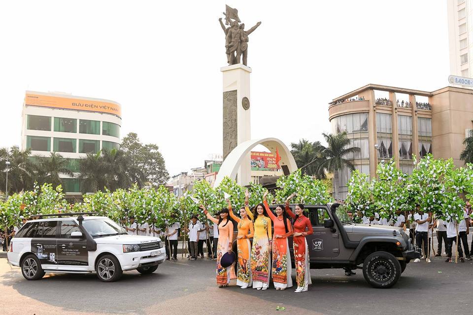 Nhà Trung Nguyên ầm ĩ ly hôn: Chồng diễn siêu xe cùng người đẹp, vợ vui vẻ từ thiện-2