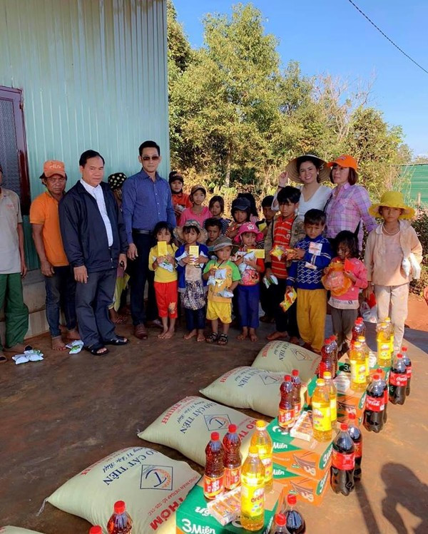 Nhà Trung Nguyên ầm ĩ ly hôn: Chồng diễn siêu xe cùng người đẹp, vợ vui vẻ từ thiện-6