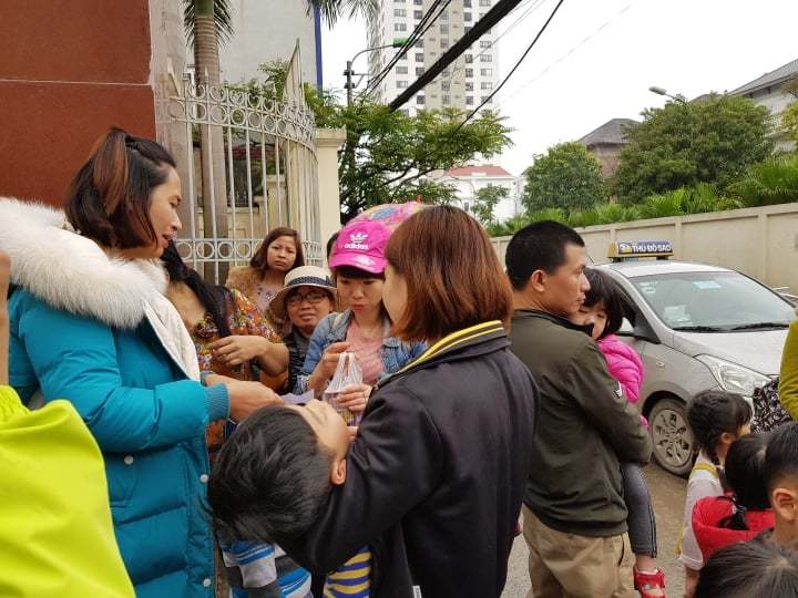 700 gia đình đội mưa, xếp hàng từ 3h sáng chờ xét nghiệm sán lợn-4