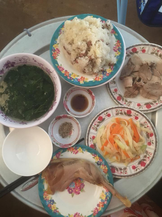 Nàng dâu khoe mâm cơm cữ đầy ú ụ mẹ chồng nấu, chỉ một chi tiết này cũng đủ khiến chị em ghen tị-1