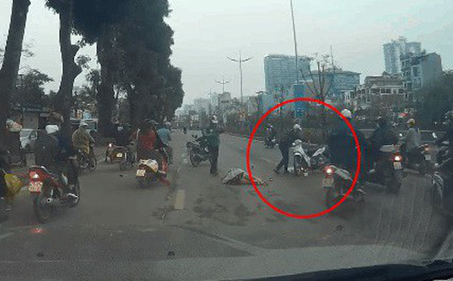 CLIP: Nam thanh niên đâm tốc váy người phụ nữ, hành động sau đó của anh ta mới đáng trách-1