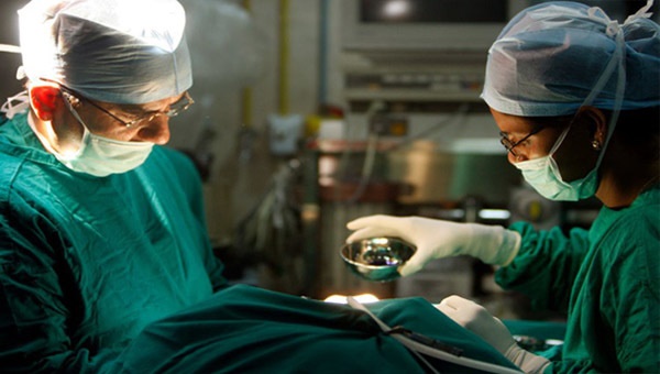 Bà mẹ trẻ chết thảm trên bàn mổ khi phẫu thuật nâng mông-1