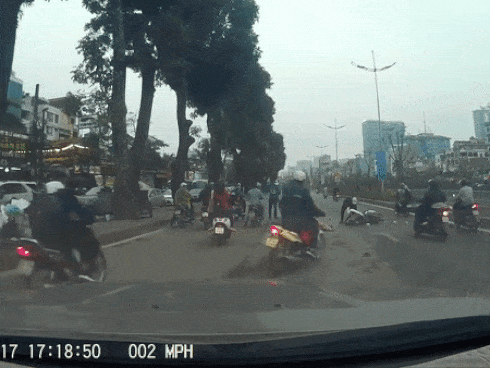 CLIP: Nam thanh niên đâm tốc váy người phụ nữ, hành động sau đó của anh ta mới đáng trách