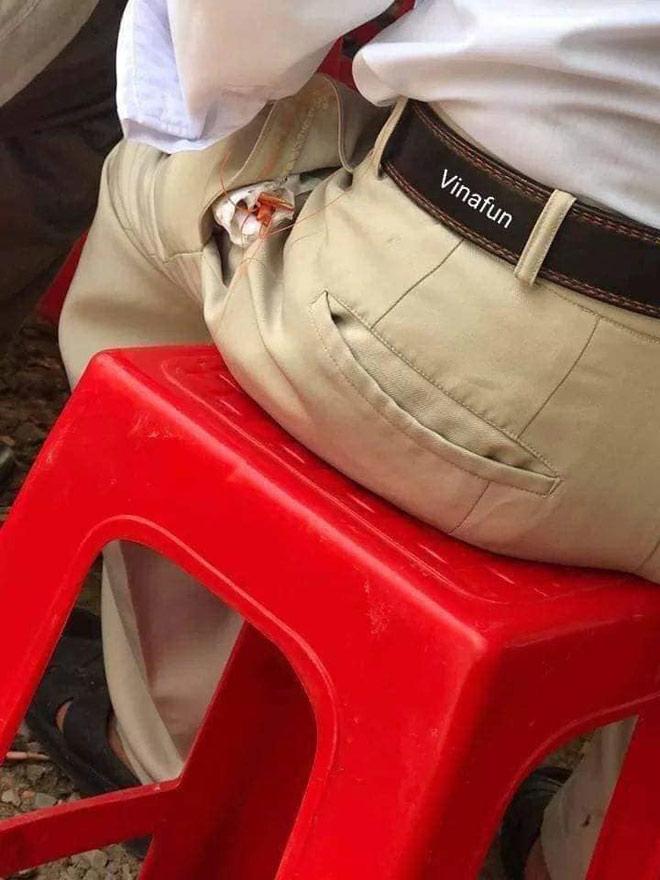 Cay mắt với hình ảnh ông bố đi ăn cỗ lấy phần cho con-2