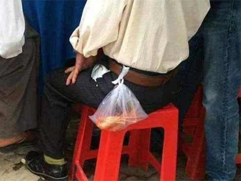 Ông bố nghèo dắt chiếc xe cà tàng vừa đi vừa khóc và hành động bất ngờ của cô gái lạ khiến nghìn người thả tim-4