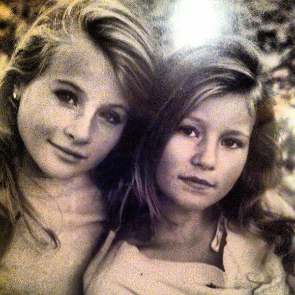 Cuộc sống khác lạ của nữ tỷ phú trẻ nhất thế giới: Sinh ra đã giàu nhưng không thích kiếm tiền, chỉ thích làm từ thiện và có niềm đam mê bất tận với cưỡi ngựa-1