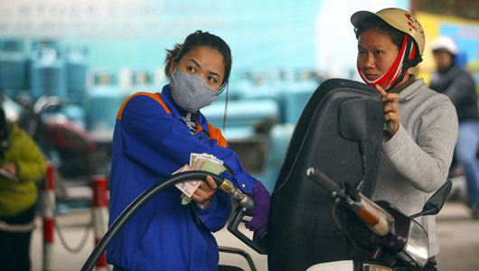 Giá xăng thoát cú tăng sốc hơn 2.000 đồng nhờ quyết định kỷ lục-1