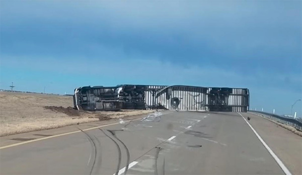 Container lật ngang trên cao tốc vì một cơn gió mạnh-1