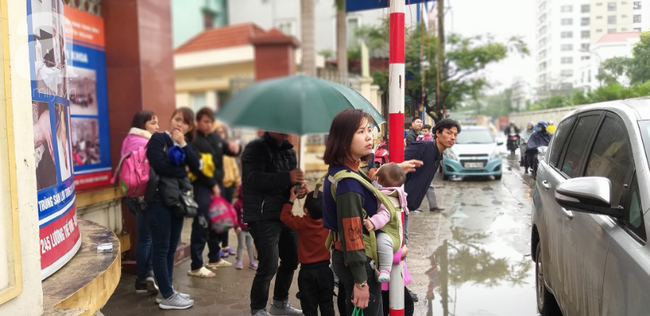 Đồ đạc lỉnh kỉnh, trẻ em vật vờ vì dậy từ 3h sáng đi Hà Nội để xếp hàng xét nghiệm: Tôi không thể chờ đợi thêm được nữa-2