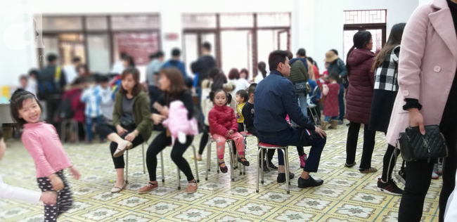 Đồ đạc lỉnh kỉnh, trẻ em vật vờ vì dậy từ 3h sáng đi Hà Nội để xếp hàng xét nghiệm: Tôi không thể chờ đợi thêm được nữa-6