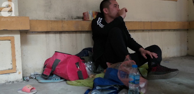 Đồ đạc lỉnh kỉnh, trẻ em vật vờ vì dậy từ 3h sáng đi Hà Nội để xếp hàng xét nghiệm: Tôi không thể chờ đợi thêm được nữa-11