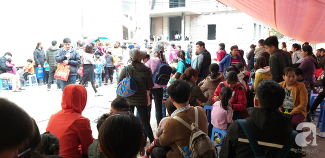 Đồ đạc lỉnh kỉnh, trẻ em vật vờ vì dậy từ 3h sáng đi Hà Nội để xếp hàng xét nghiệm: Tôi không thể chờ đợi thêm được nữa-13