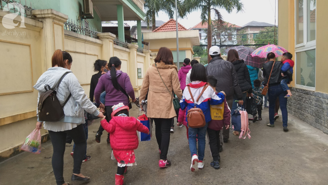 Đồ đạc lỉnh kỉnh, trẻ em vật vờ vì dậy từ 3h sáng đi Hà Nội để xếp hàng xét nghiệm: Tôi không thể chờ đợi thêm được nữa-15