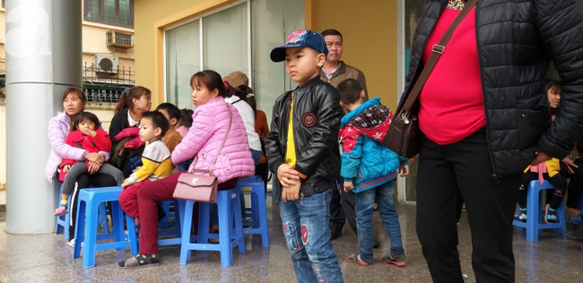 Đồ đạc lỉnh kỉnh, trẻ em vật vờ vì dậy từ 3h sáng đi Hà Nội để xếp hàng xét nghiệm: Tôi không thể chờ đợi thêm được nữa-17