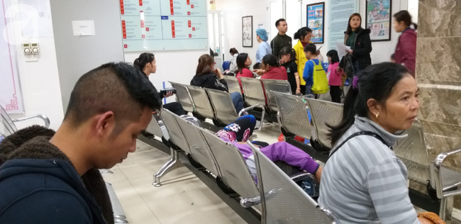 Đồ đạc lỉnh kỉnh, trẻ em vật vờ vì dậy từ 3h sáng đi Hà Nội để xếp hàng xét nghiệm: Tôi không thể chờ đợi thêm được nữa-18