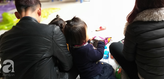 Đồ đạc lỉnh kỉnh, trẻ em vật vờ vì dậy từ 3h sáng đi Hà Nội để xếp hàng xét nghiệm: Tôi không thể chờ đợi thêm được nữa-9