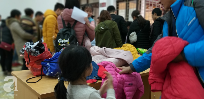 Đồ đạc lỉnh kỉnh, trẻ em vật vờ vì dậy từ 3h sáng đi Hà Nội để xếp hàng xét nghiệm: Tôi không thể chờ đợi thêm được nữa-22