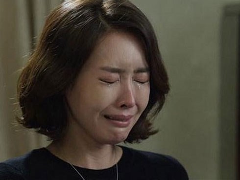 Ngày đẹp trời vợ mời họ hàng tới nhà mở tiệc ngọt, nhưng đoạn phim cô trình chiếu lại vạch trần sự thật kinh hoàng