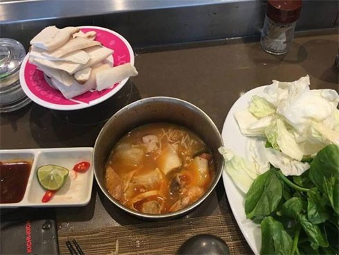 Lỡ đi ăn trưa muộn, cô nàng công sở cay cú vì bị nhân viên gắt gỏng sau lưng: Ăn đến 3h chiều là loại khách gì?