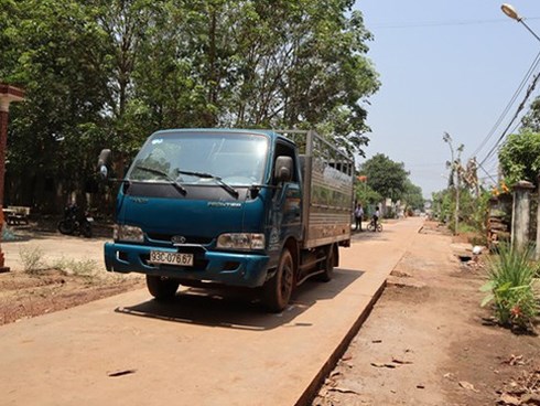 Thương tâm bé 15 tháng tuổi chơi một mình giữa đường, bị xe tải cán tử vong