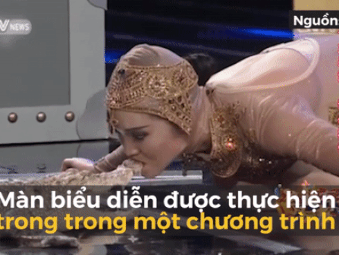 Toát mồ hôi xem cô gái xinh đẹp hôn cá sấu