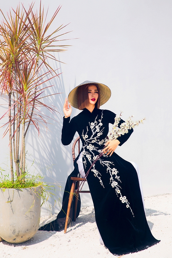 Ngắm Kim Tuyến uy quyền trong trang phục áo dài cách tân-3