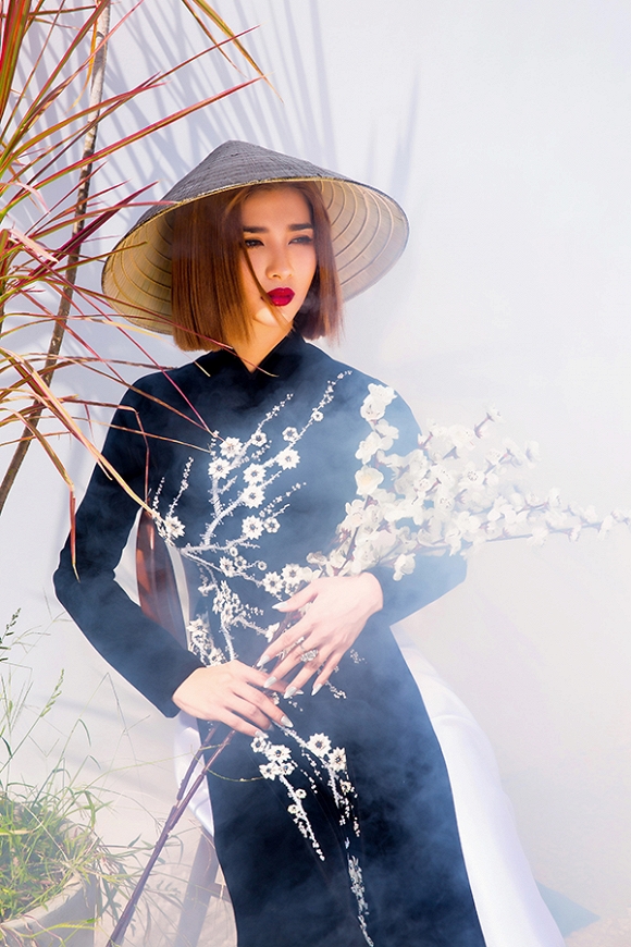 Ngắm Kim Tuyến uy quyền trong trang phục áo dài cách tân-4