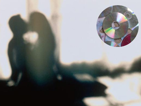 Lén lắp camera trong nhà, chồng phát hiện bí mật động trời của vợ-2