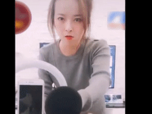 Chồng đòi đi hát karaoke, vợ tung 