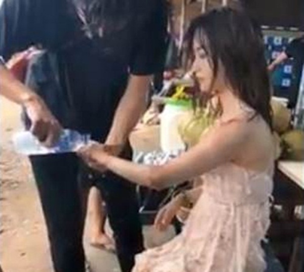 Gái trẻ suýt chết thảm vì hồn nhiên tạo dáng bên bờ biển-3