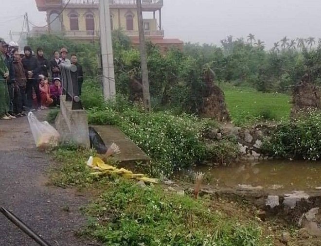 Vụ nữ sinh lớp 10 tử vong dưới kênh: Xe đạp điện của nạn nhân mất tích bí ẩn-1