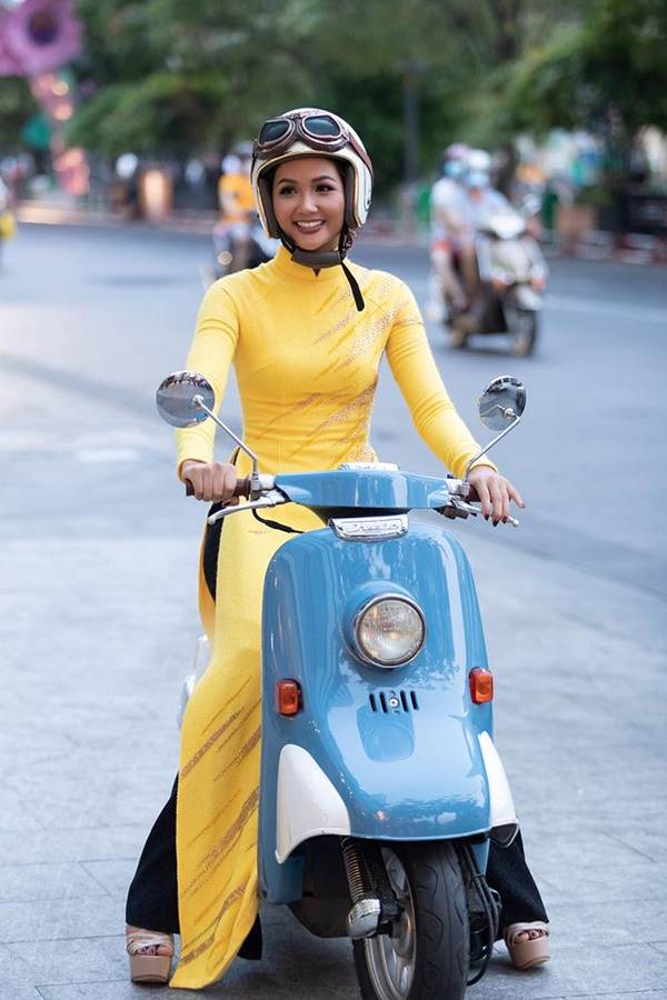 HHen Niê mặc áo dài vàng rực rỡ, đi xe máy gây náo loạn đường phố-2