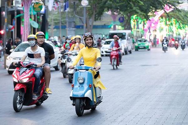 HHen Niê mặc áo dài vàng rực rỡ, đi xe máy gây náo loạn đường phố-4