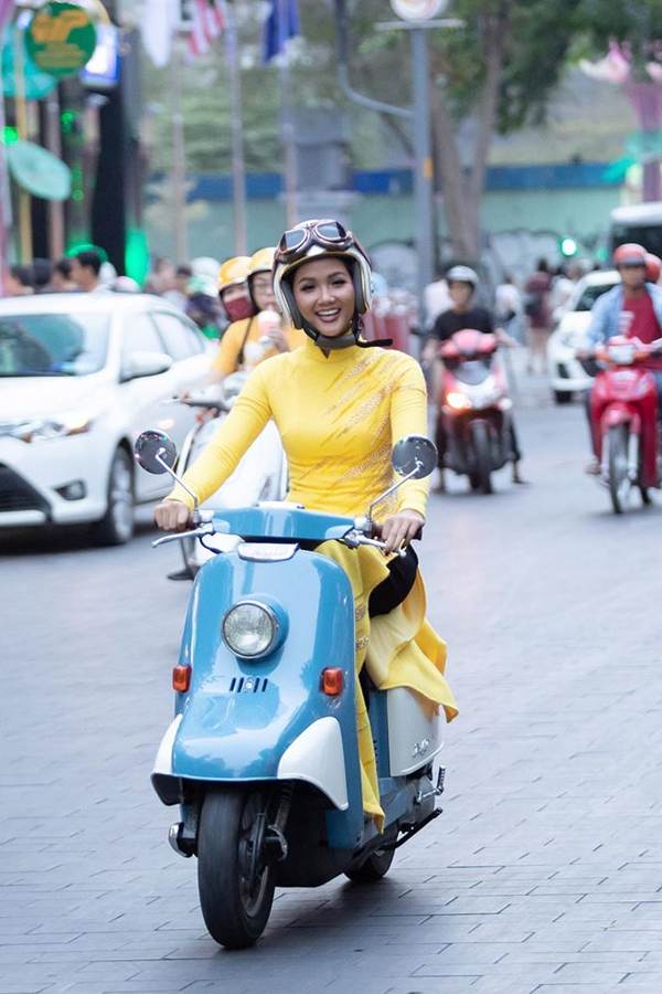 HHen Niê mặc áo dài vàng rực rỡ, đi xe máy gây náo loạn đường phố-5