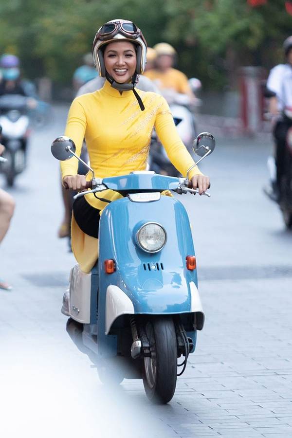 HHen Niê mặc áo dài vàng rực rỡ, đi xe máy gây náo loạn đường phố-6