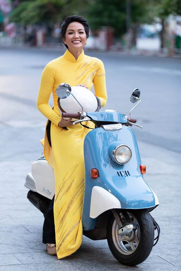 HHen Niê mặc áo dài vàng rực rỡ, đi xe máy gây náo loạn đường phố-7