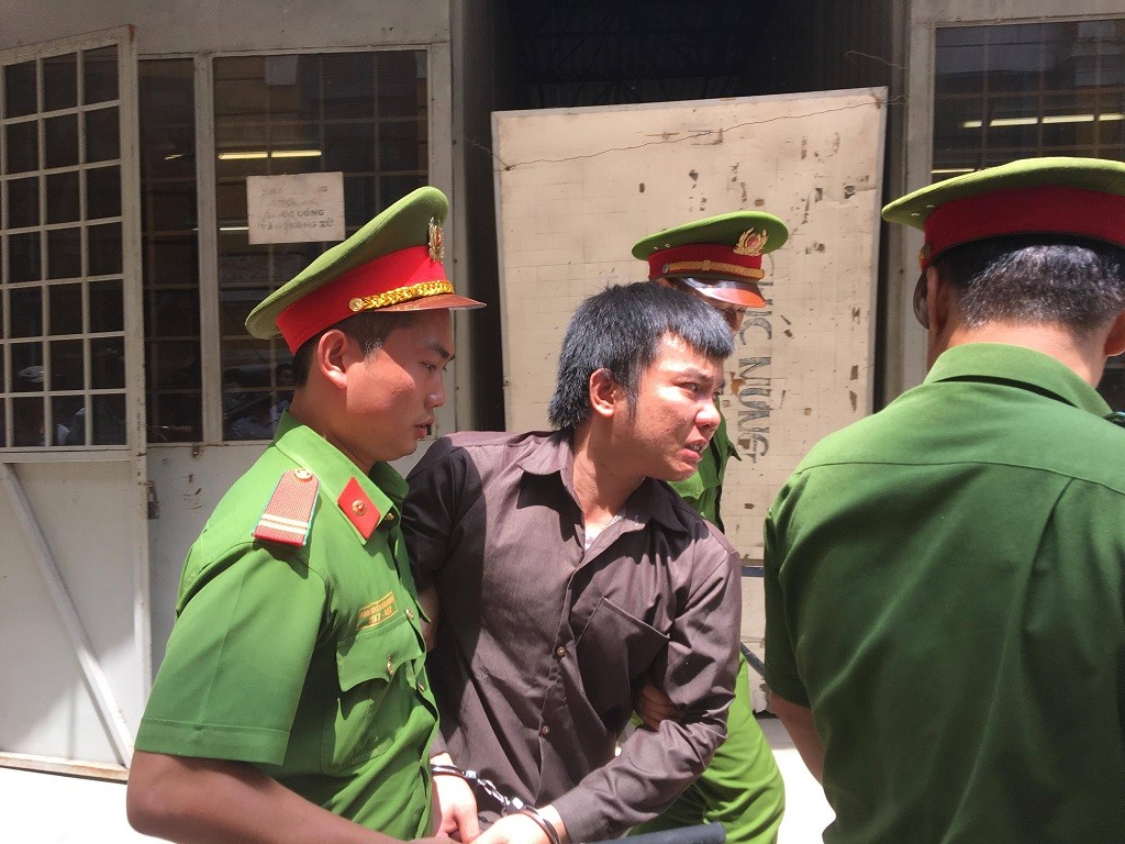 Con bị tử hình, mẹ chạy theo gào khóc gọi tên trong tuyệt vọng-1