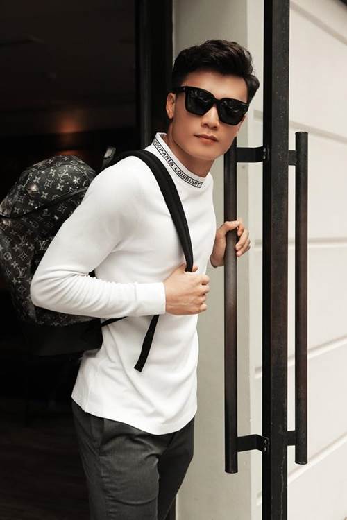 Từ cậu bé nghèo khổ, Bùi Tiến Dũng vụt sáng thành thủ môn diện hàng hiệu xa hoa-3