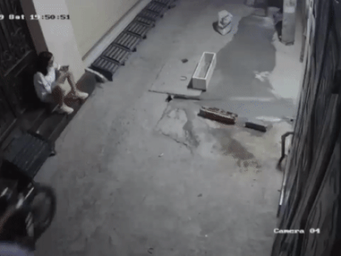 Cướp xe nhanh như chớp khiến chủ nhân đuổi theo không kịp-1