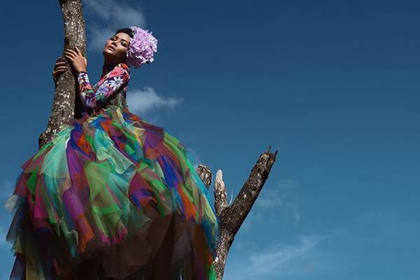 HHen Niê diện trang phục rực rỡ sắc màu, tạo dáng bên voi Tây Nguyên-7