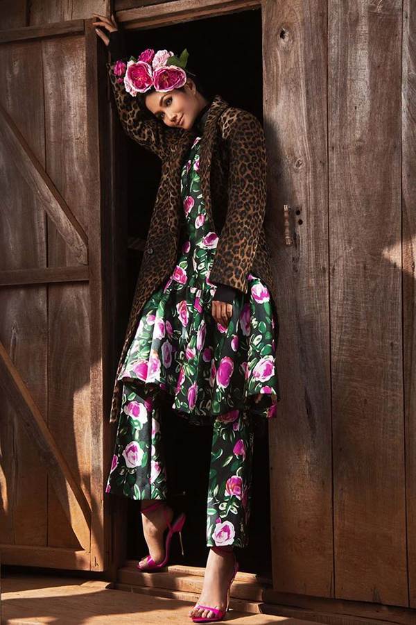 HHen Niê diện trang phục rực rỡ sắc màu, tạo dáng bên voi Tây Nguyên-10