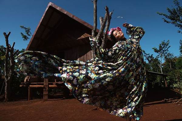 HHen Niê diện trang phục rực rỡ sắc màu, tạo dáng bên voi Tây Nguyên-12