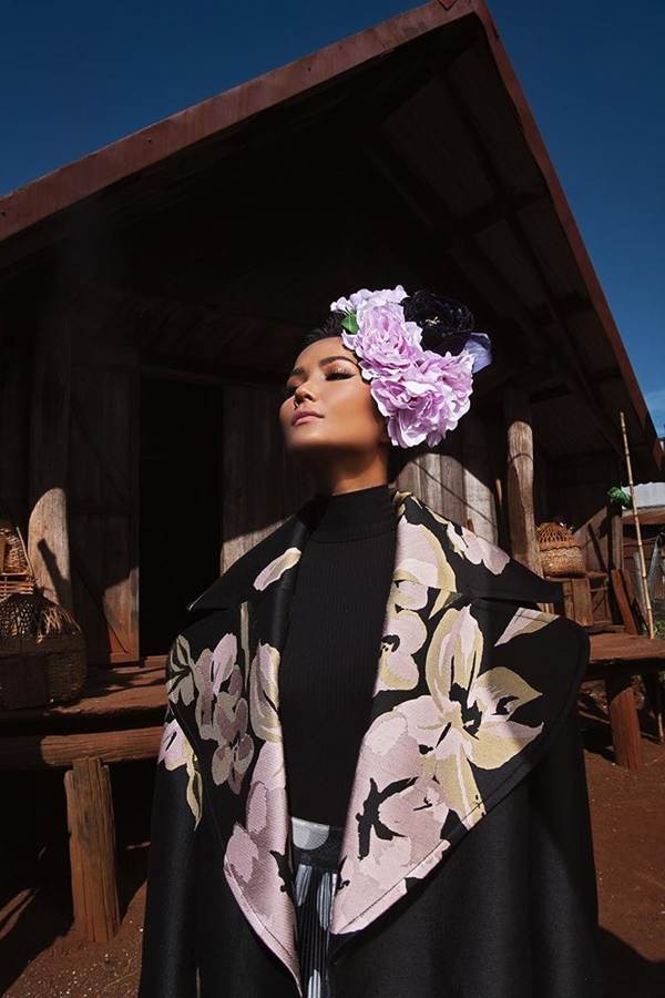 HHen Niê diện trang phục rực rỡ sắc màu, tạo dáng bên voi Tây Nguyên-8