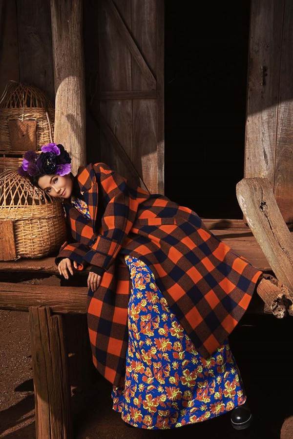 HHen Niê diện trang phục rực rỡ sắc màu, tạo dáng bên voi Tây Nguyên-9