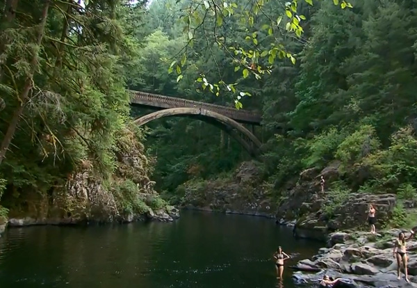 Cái kết đắng của cô gái đẩy bạn thân xuống dưới nước ở độ cao gần 20m khiến nạn nhân bị thủng phổi, gãy 6 xương sườn-2