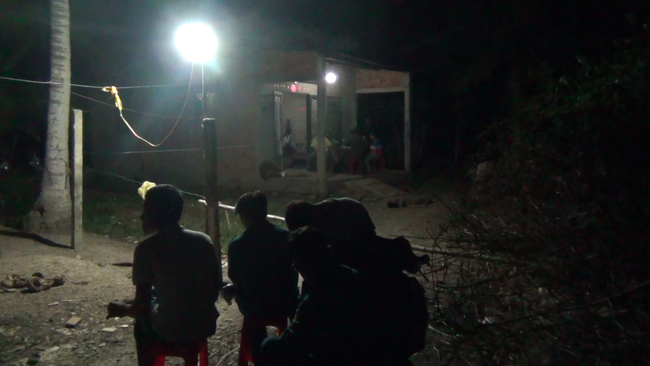 Con gái khóc ngất khi thấy mẹ bị đâm chết, nghi do người bố dượng gây ra-2