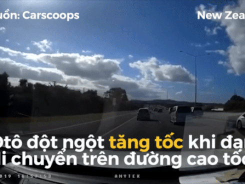 Ô tô phóng như chớp gây tai nạn liên hoàn trên cao tốc