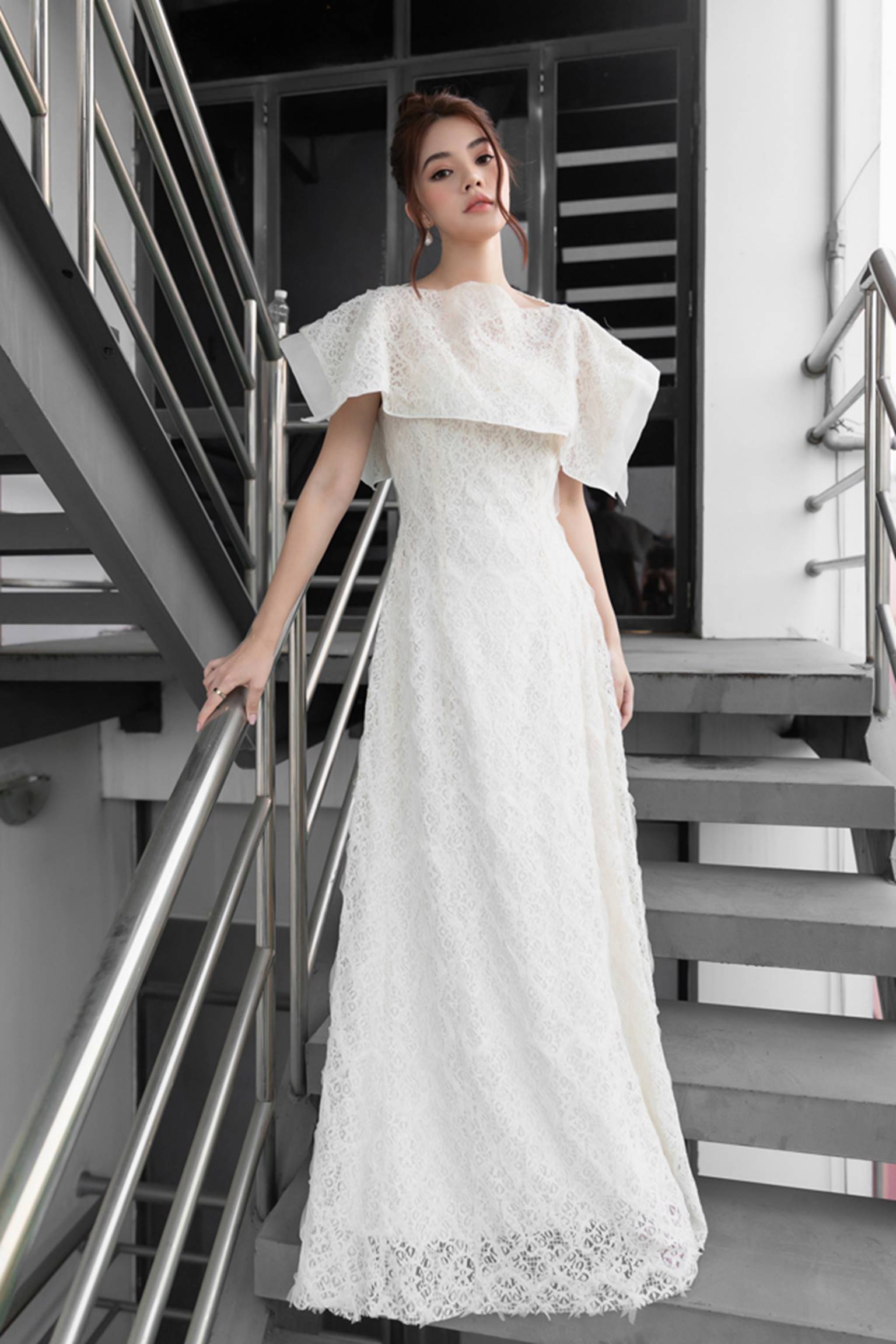 Hoa hậu Jolie Nguyễn ngồi xế hộp 10 tỷ đi chấm thi-1