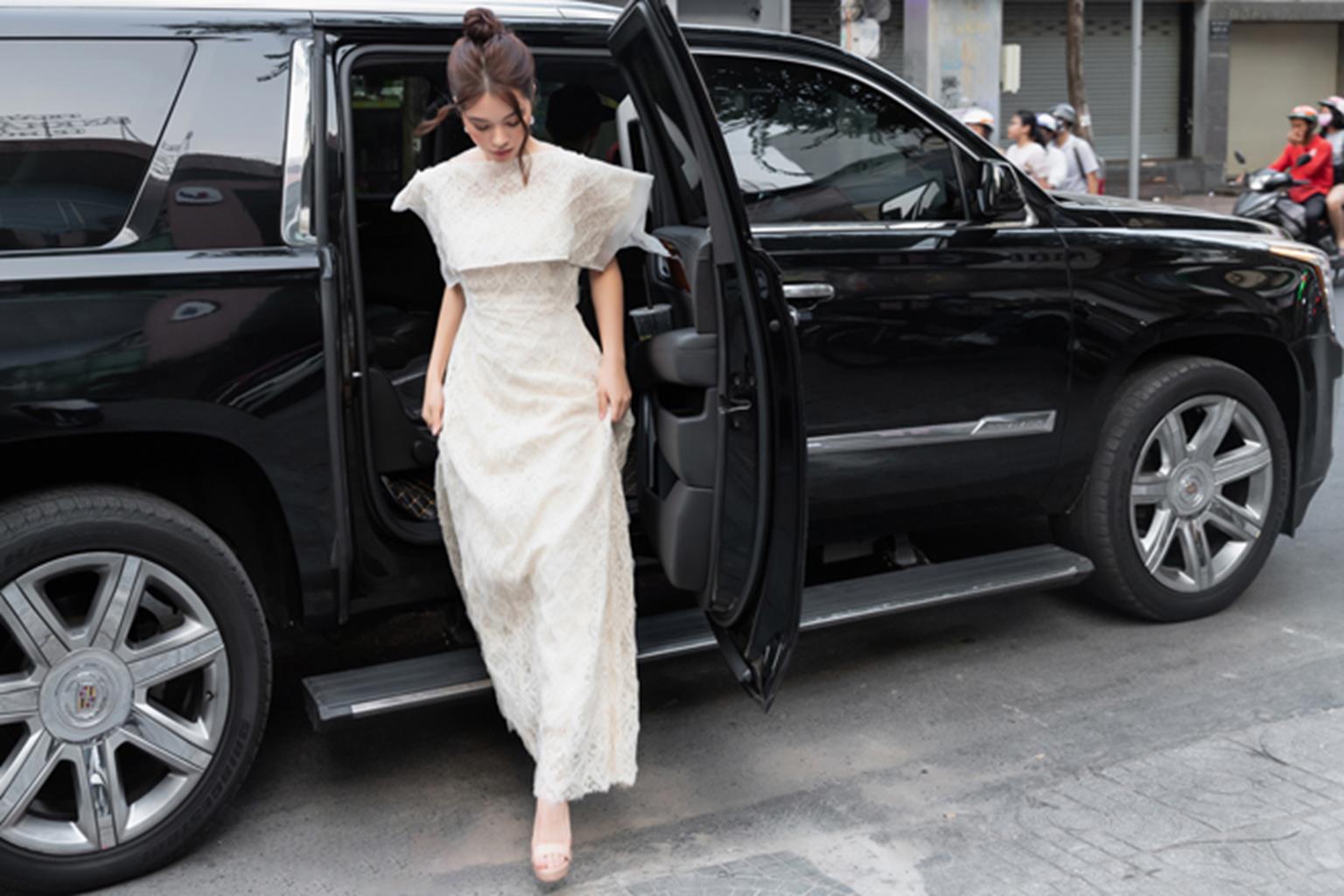 Hoa hậu Jolie Nguyễn ngồi xế hộp 10 tỷ đi chấm thi-2