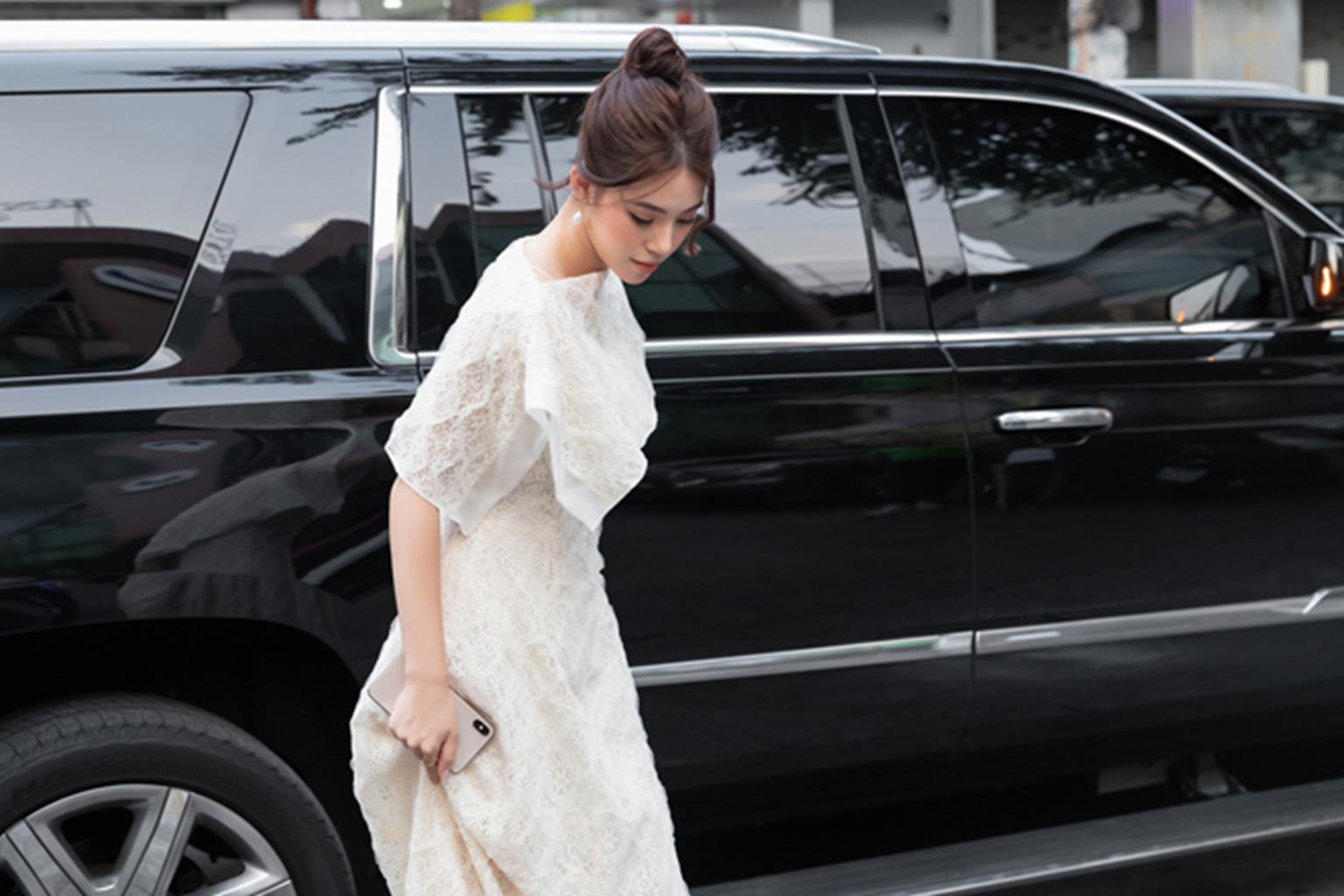 Hoa hậu Jolie Nguyễn ngồi xế hộp 10 tỷ đi chấm thi-3